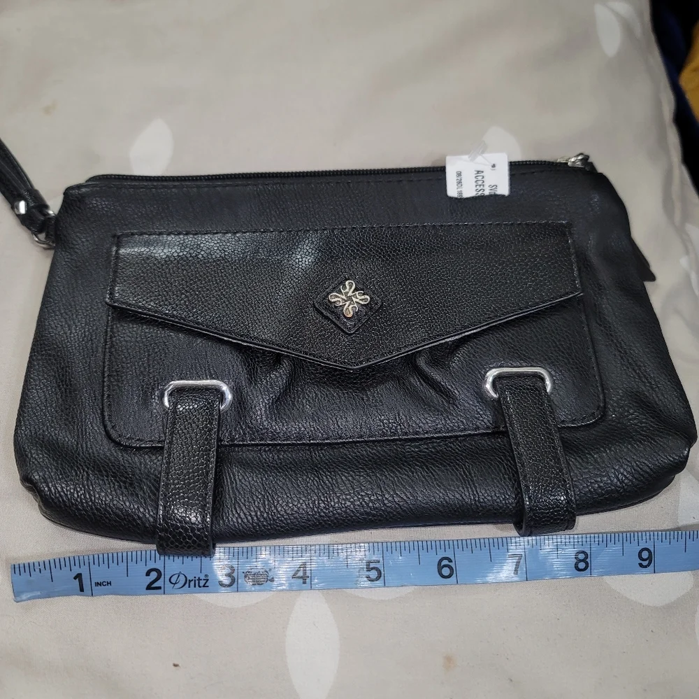 SIMPLY VERA Vera Wang Clutch color black  good condition